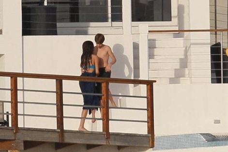 justin-bieber-and-selena-gomez-on-vacation.jpg